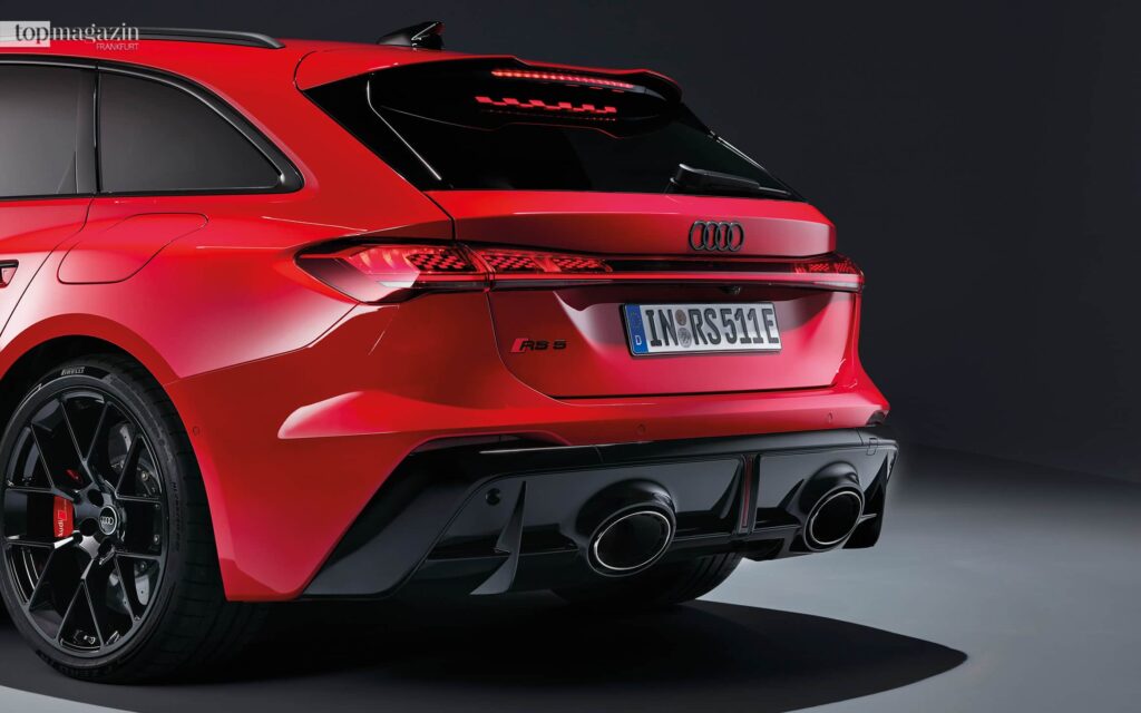 Heckansicht des roten Audi RS 5 Avant mit markanten Auspuffrohren und LED-Rückleuchten.