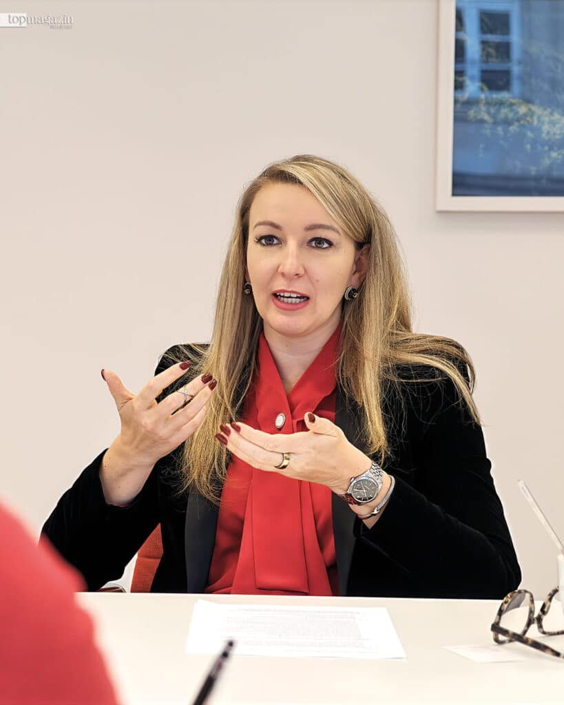 Daniela Mehner erklärt im Beratungsgespräch engagiert und mit offener Gestik das wissenschaftliche Anlagekonzept der Quirin Bank.