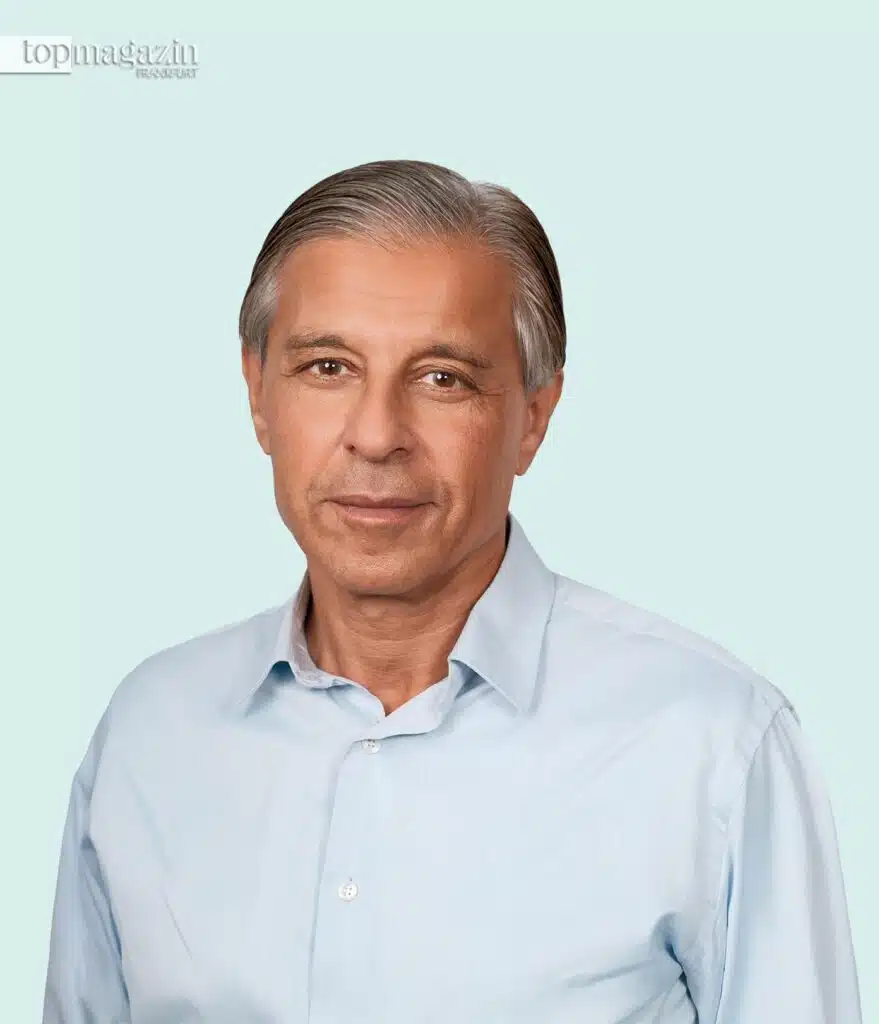 Porträt von Dr. Philippe Wolgen, CEO des Biopharmaunternehmens Clinuvel, im hellblauen Hemd vor dezentem Hintergrund.