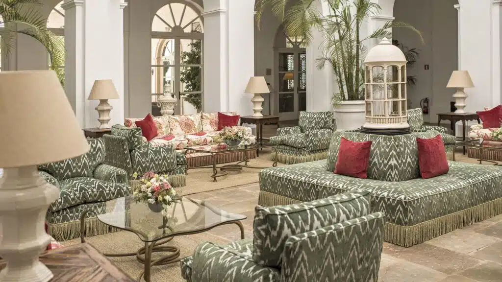 Elegante Lobby der Finca Cortesin mit andalusischer Architektur, großen Fenstern und antiken Details.