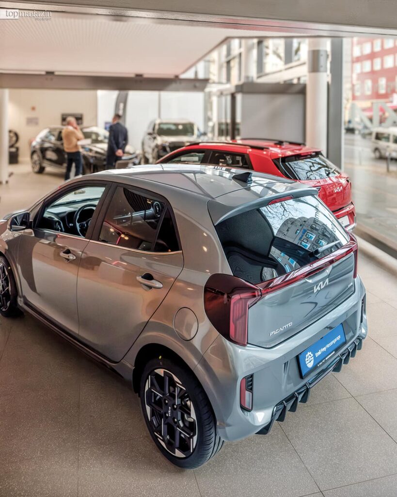 Ein kompakter grauer Kia Picanto im Ausstellungsraum der Hessengarage.