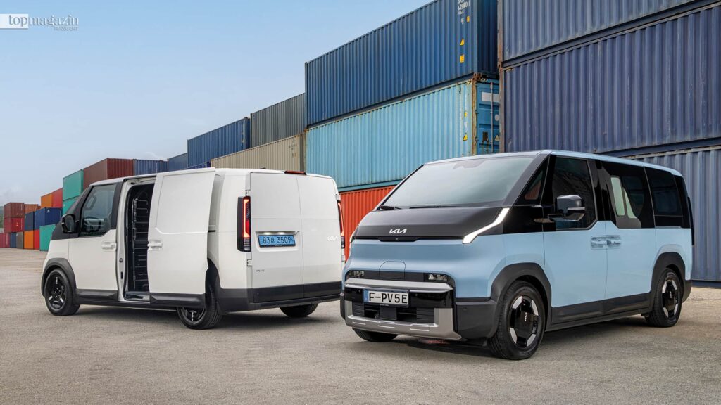 Zwei innovative, vollelektrische Kia Nutzfahrzeuge der PV5-Serie parken vor aufgestapelten Schiffscontainern.