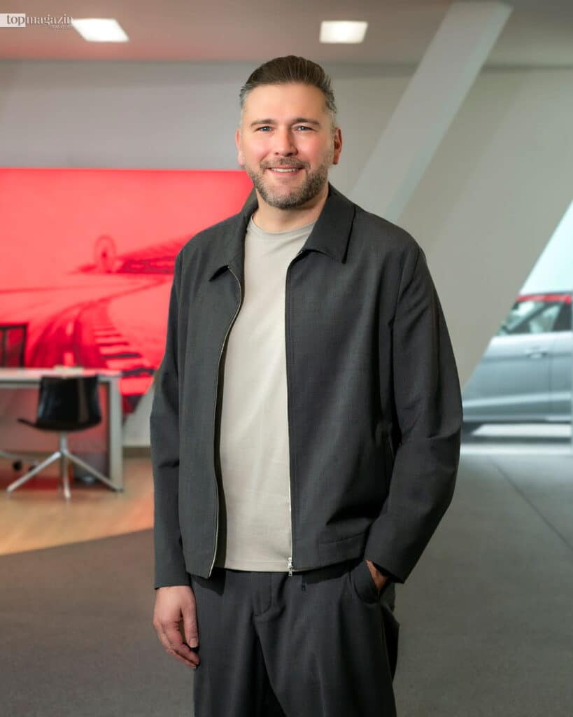Luca Raponi, Standortleiter des Audi Zentrum Oberursel, lächelt entspannt in die Kamera.