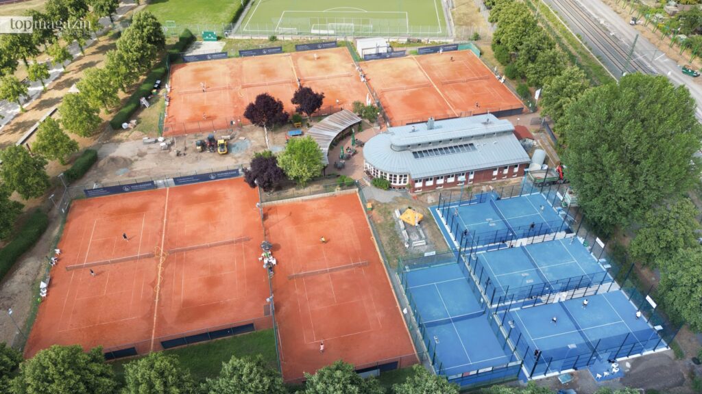 Luftaufnahme des TC Niddapark in Frankfurt mit klassischen roten Tennisplätzen und angrenzenden blauen Padel-Courts.
