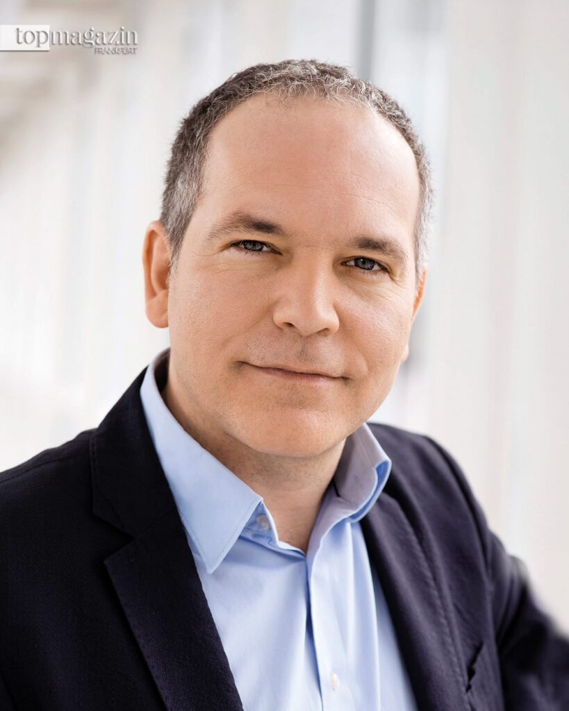 Porträt von Michael Traub, dem Orchestermanager des hr-Sinfonieorchesters, in einem dunklen Sakko.