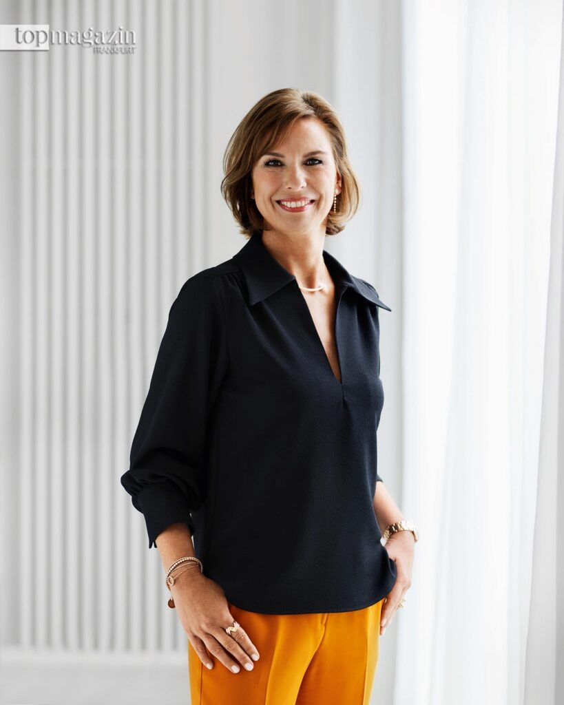 Porträt von Anja Heiden, CEO im Bereich Schmuck bei Wempe, in einer dunkelblauen Bluse.