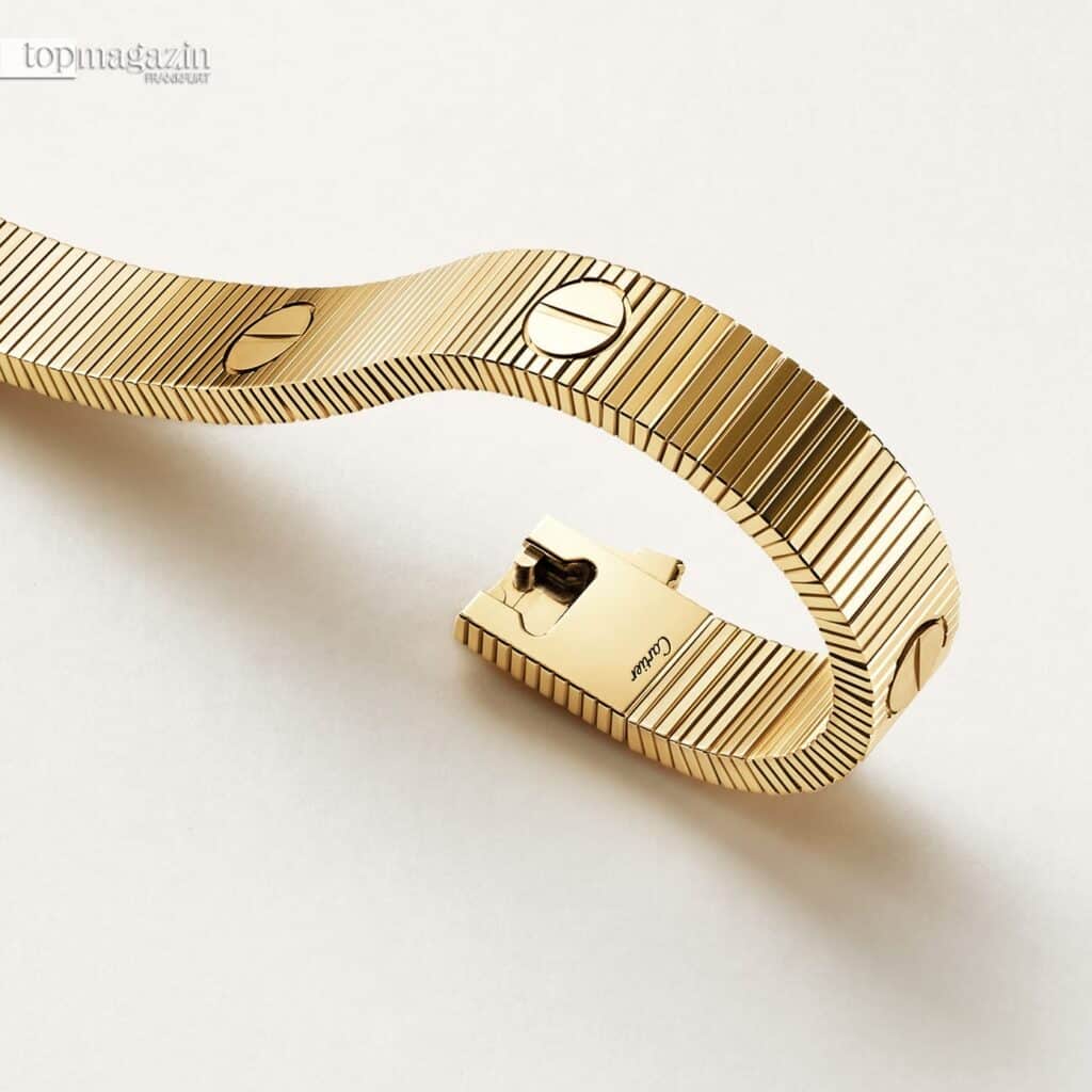 Das goldene Cartier LOVE Unlimited Armband mit seiner charakteristischen Schrauben-Optik auf hellem Untergrund.