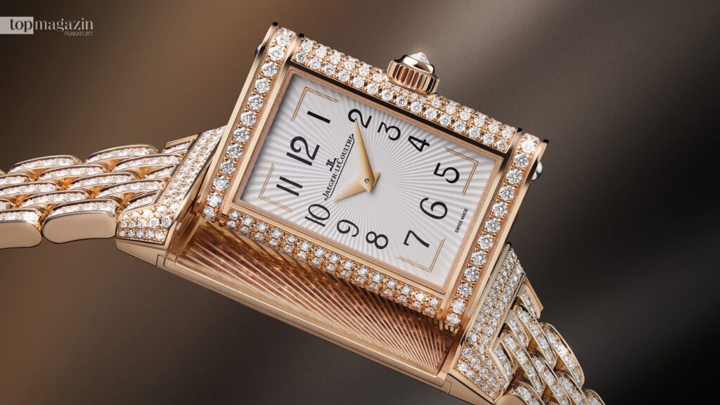 Detailaufnahme der edlen Damenuhr Jaeger-LeCoultre Reverso One Duetto Jewellery, deren Gehäuse und Armband komplett mit Diamanten besetzt sind.