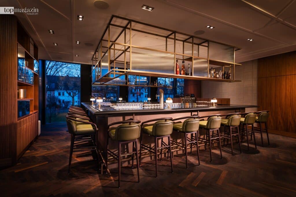 Die modern gestaltete Theke der KaSa Bar und Lounge im Kennedy 89 in Frankfurt.