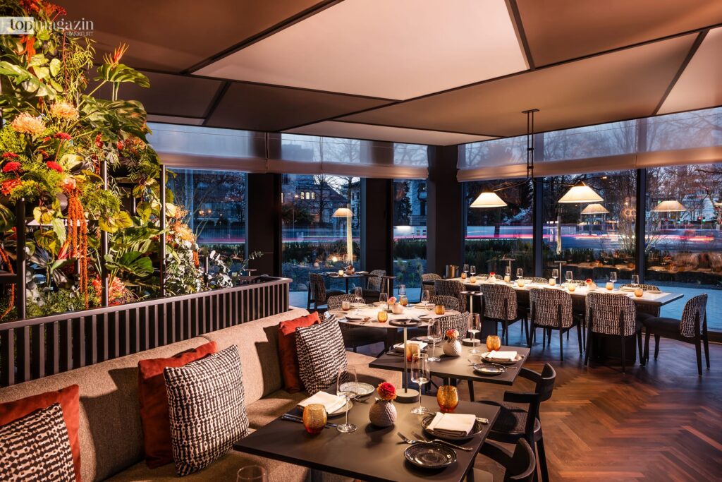 Der stilvoll beleuchtete, moderne Innenraum des Restaurants Eighty Nine in Frankfurt-Sachsenhausen.