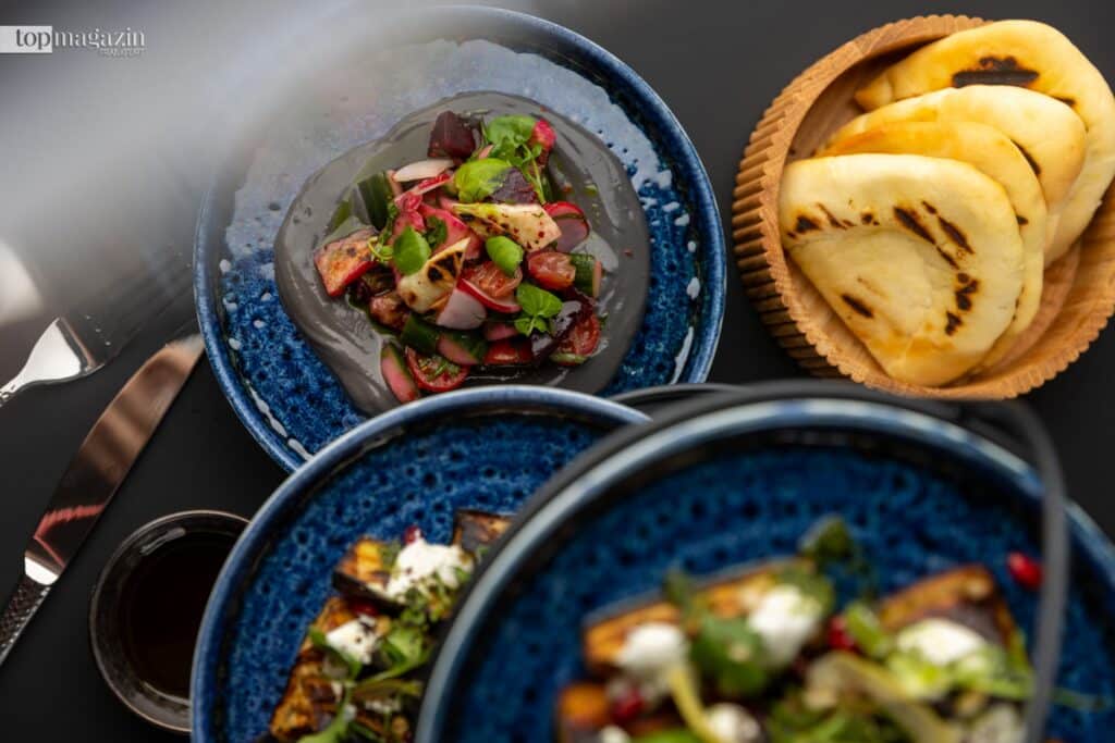Verschiedene orientalische Mezze-Teller und Pita-Brot der Levante-Küche im Restaurant Eighty Nine.