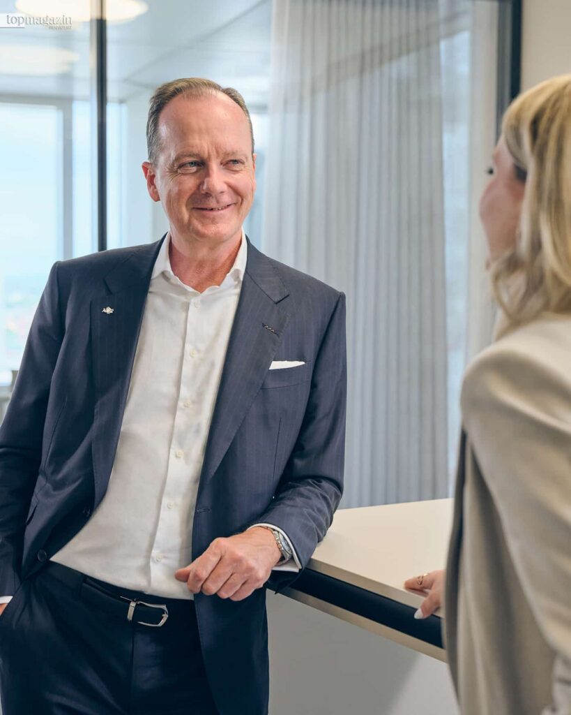 Dr. Arne Weick im sympathischen Dialog auf Augenhöhe an einem Stehtisch in der Frankfurter Sparkasse.