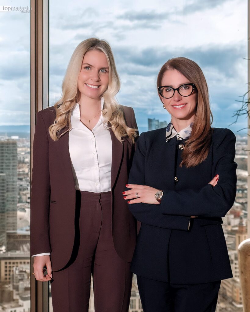 Sara Bauer und ihre Mentorin Sükriya Aclan von der UBS Deutschland stehen gemeinsam vor den Hochhäusern der Frankfurter Skyline.
