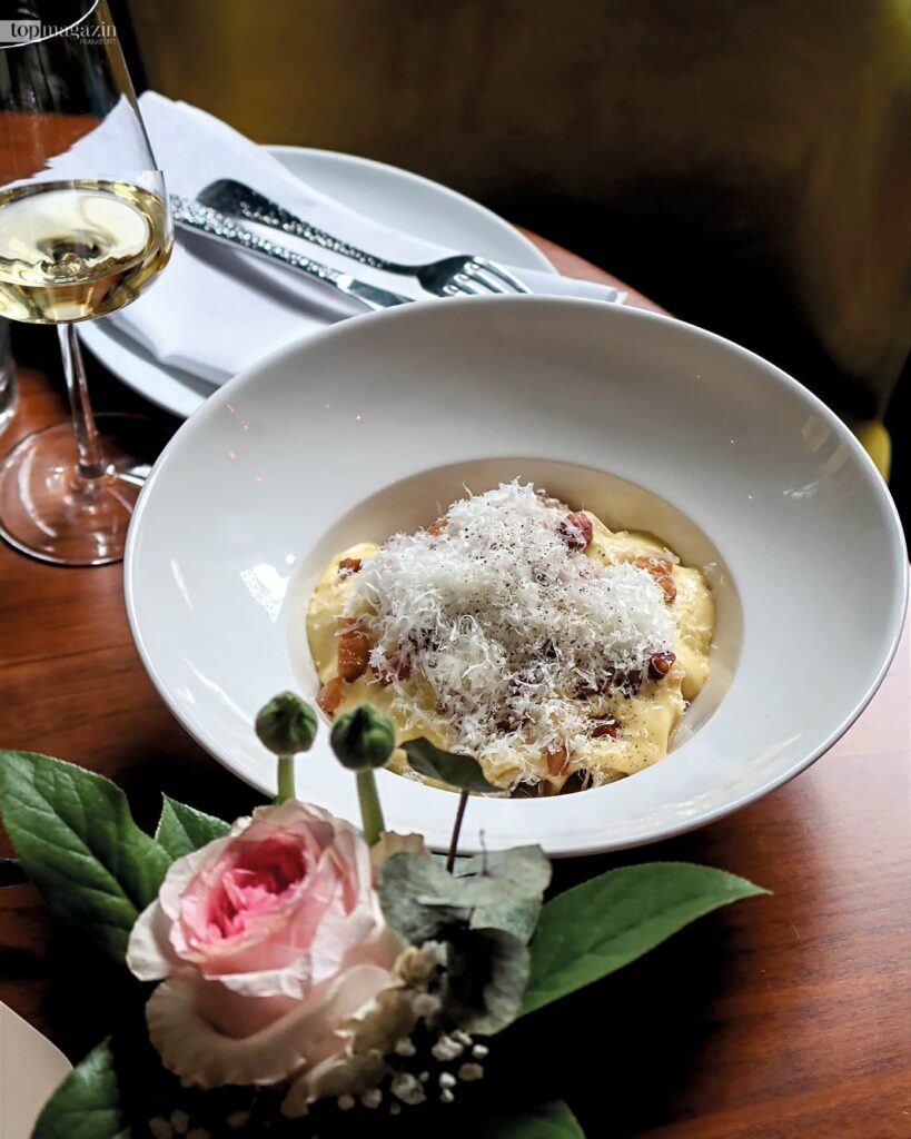 Sizilianische Carbonara Naná Style serviert auf einem Holztisch im Restaurant Naná Frankfurt