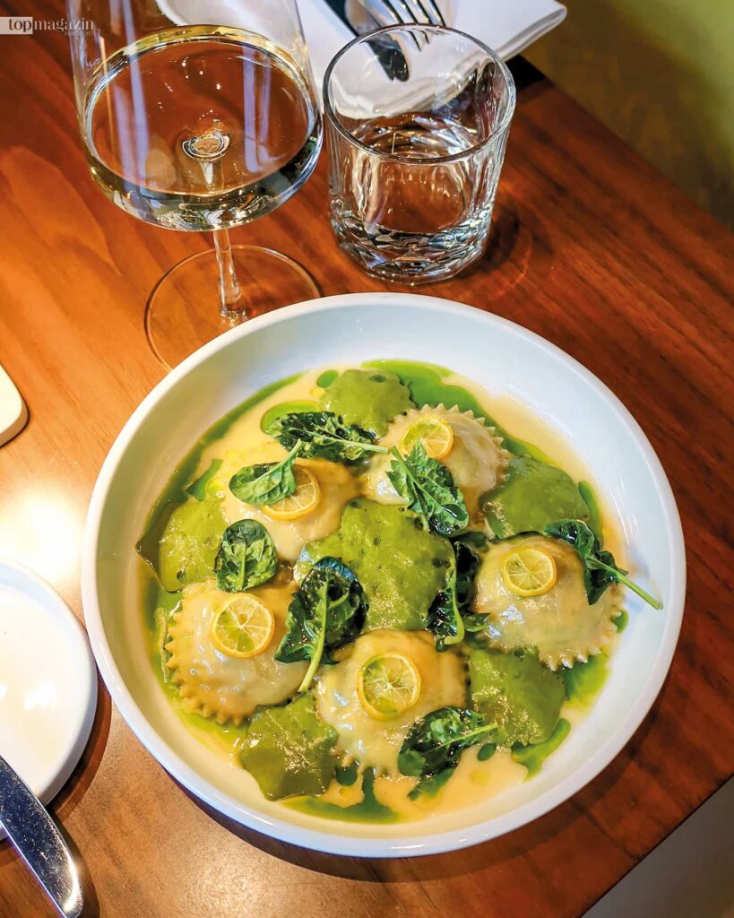 Frische hausgemachte Ravioli mit Ricotta, Spinat, Salbei und grünem Spinatschaum im Restaurant Naná Frankfurt
