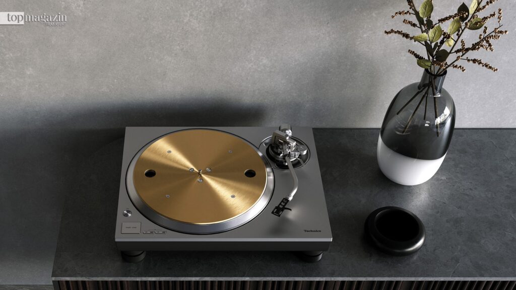 Ein moderner Technics SL-1300G Plattenspieler mit goldener Akzentplatte auf einem Sideboard neben einer Vase.