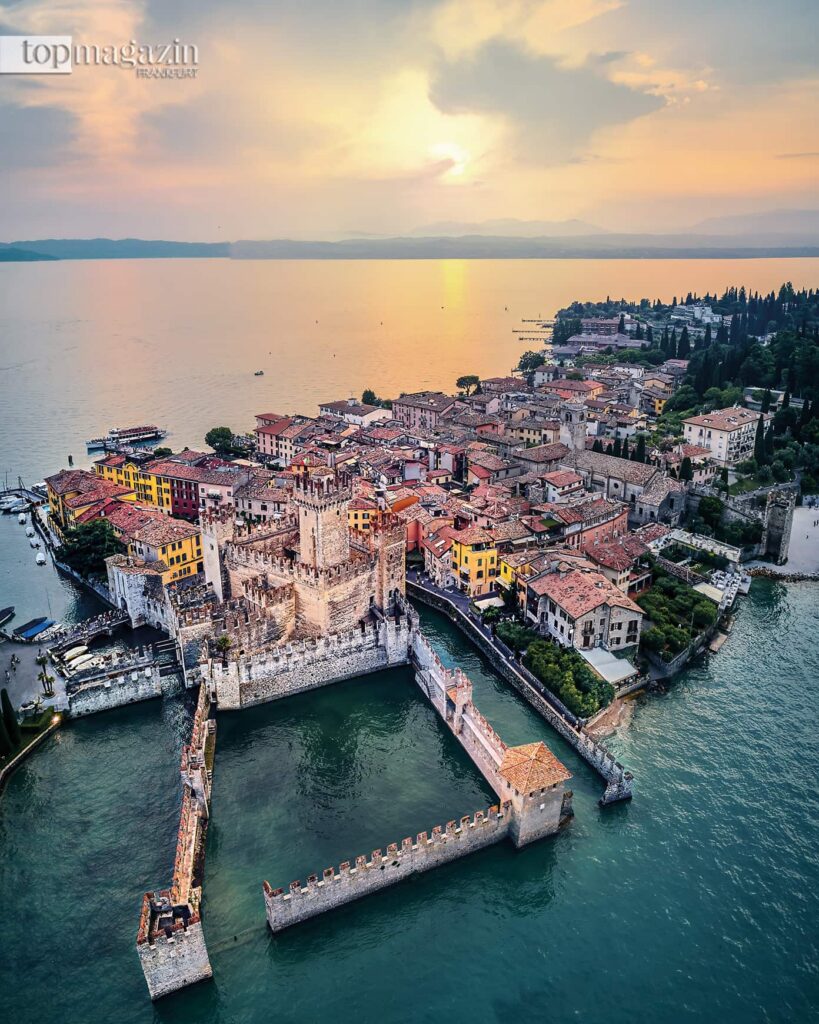 Die mittelalterliche Scaligerburg am Wassergraben in Sirmione.
