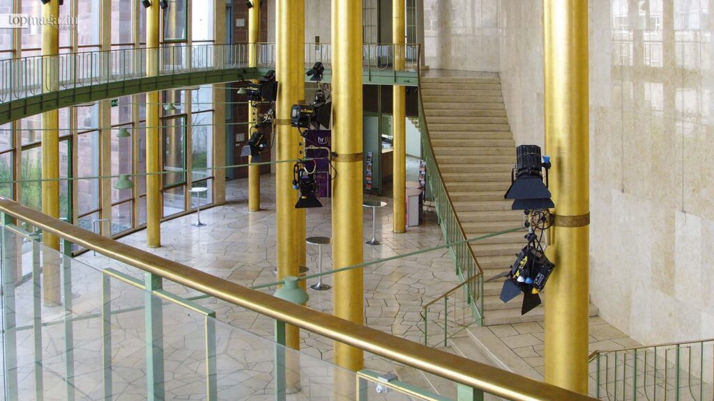 Die prunkvolle, lichtdurchflutete Goldhalle im Hessischen Rundfunk in Frankfurt am Main