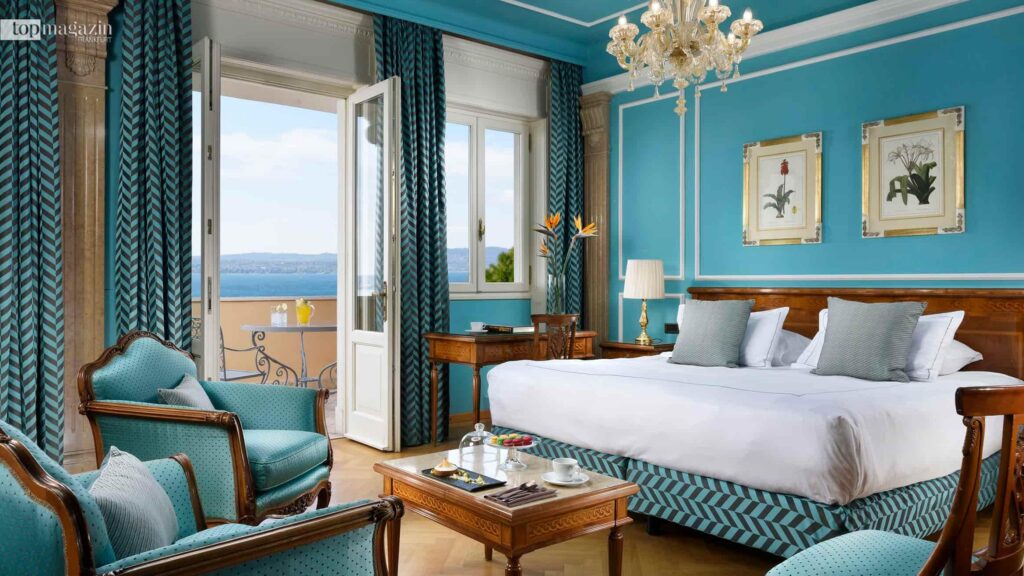 Luxuriöses Hotelzimmer in der Villa Cortine Palace mit Maggiolini-Möbeln und Seeblick.