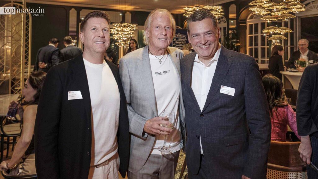 Björn Reindl (R2comSport) mit FSV-Präsident Michael Görner und IHK-Vizepräsident Oliver Schwebel