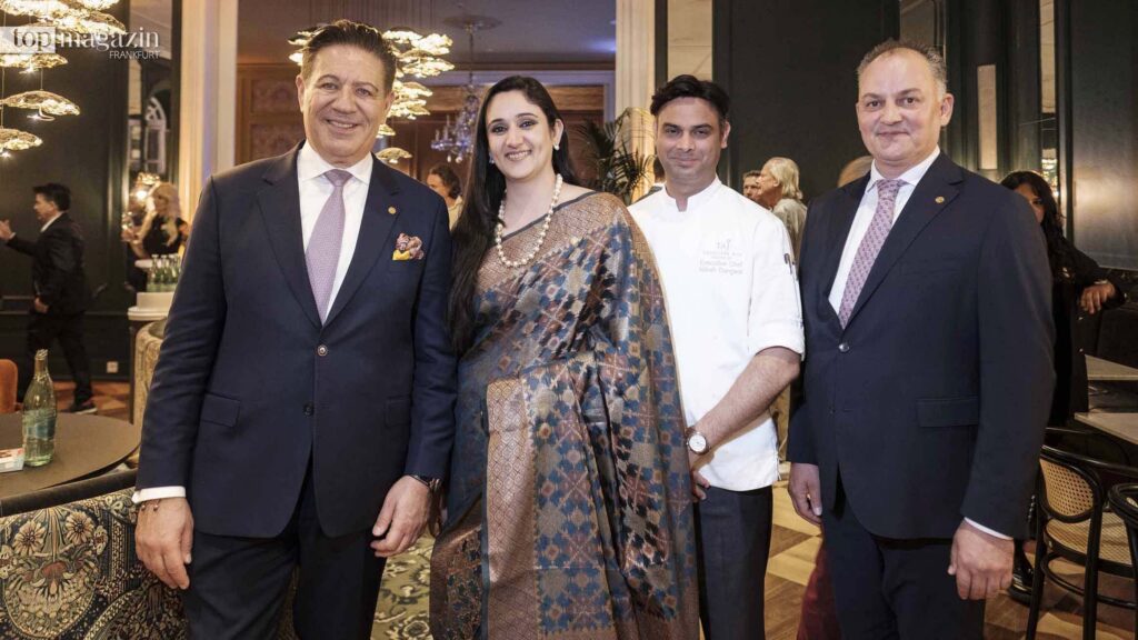 Das Taj-Team mit Spiridon Sarantopoulos (Senior Vice President Europe & USA), Hotelmanagerin Tanika Taneja, Küchenchef Nilesh Dangwal (Bombay Brasserie) und General Manager Albert Mayr