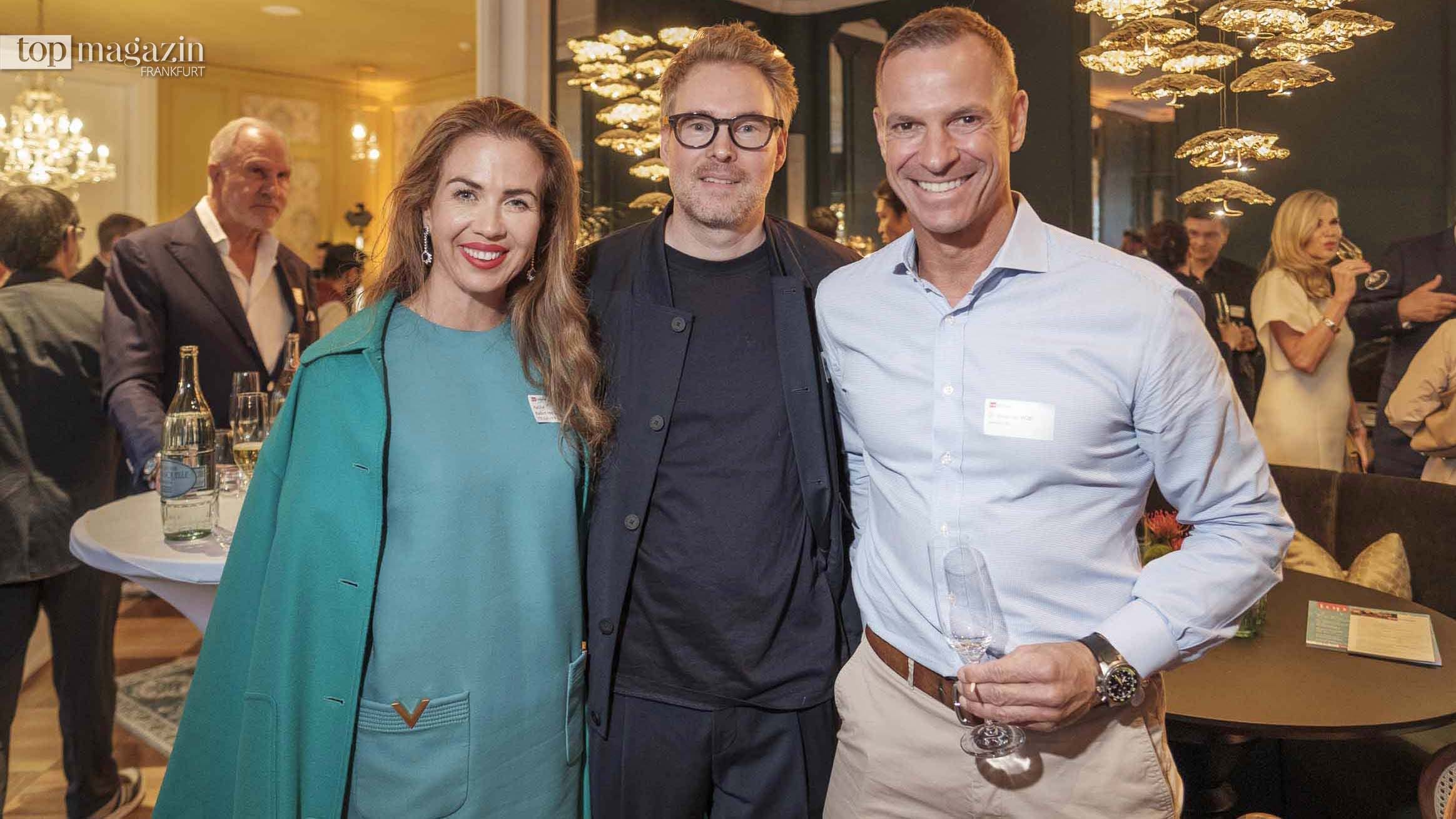 Das frischgebackene Ehepaar Halina Baden von Kempski und Dr. Sebastian Baden (Schirn Kunsthalle) mit Samson-CEO Dr. Andreas Widl