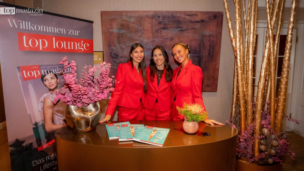 Die Top Lounge-Hostessen begrüßten jeden Gast in leuchtendem Rot