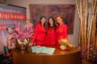 Die Top Lounge Hostessen begruessten jeden Gast in leuchtendem Rot