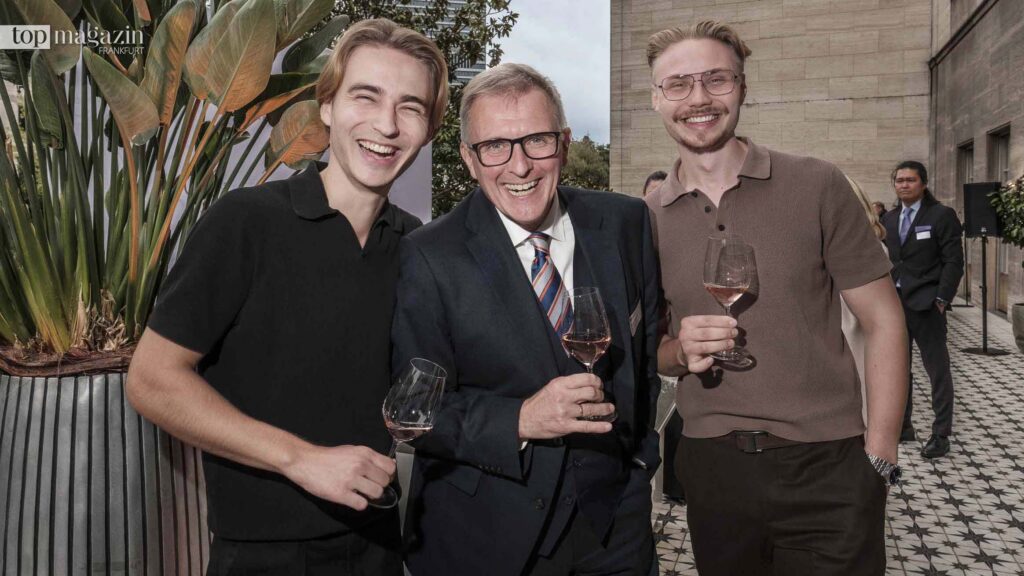 Heusenstamms Bürgermeister Steffen Ball (m.) mit den Rheingauer Winzerbrüdern Leopold und Ludwig Koegler (Wein Koegler)