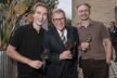 Heusenstamms Buergermeister Steffen Ball m. mit den Rheingauer Winzerbruedern Leopold und Ludwig Koegler Wein Koegler