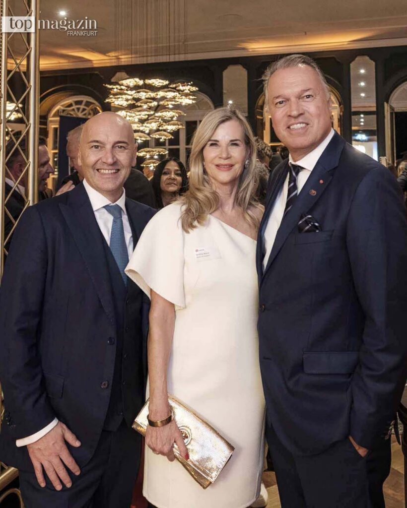 Matthias Betz (BMW Frankfurt) mit Bettina Weiss (Weiss Immobilien) und AvD-Präsident Lutz Leif Linden