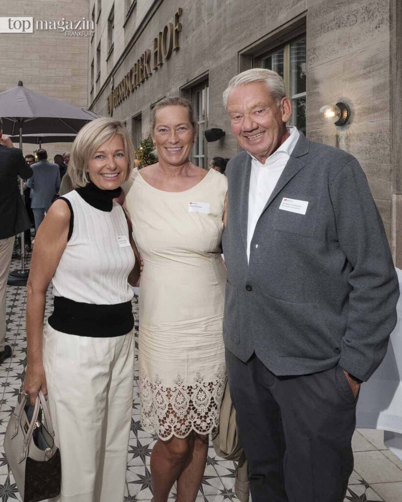 Melanie und Karsten Trompetter (Trompetter Immobillien) mit Alexandra Beck (m.)