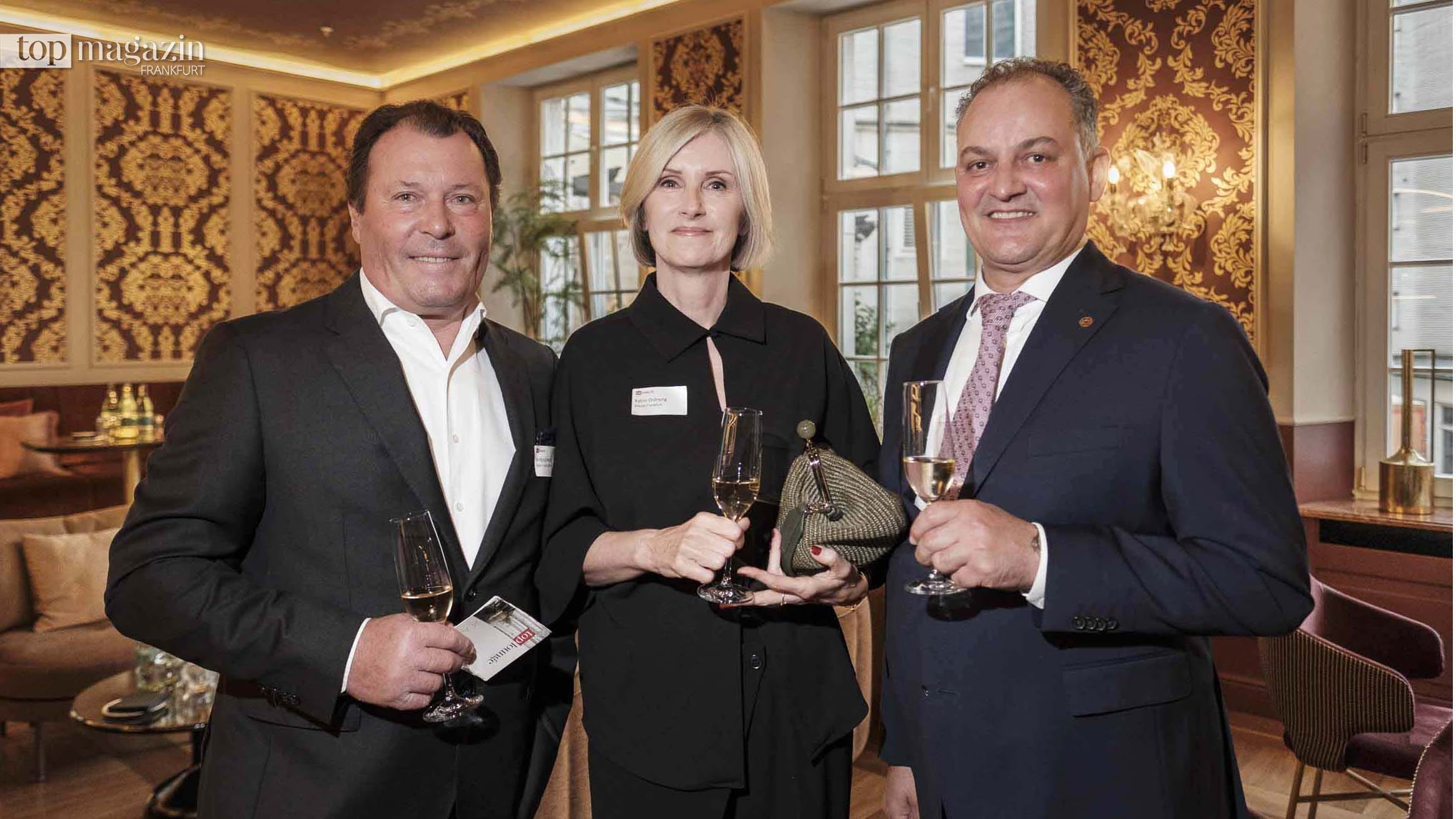 Messechef Wolfgang Marzin mit Messe-Protokollchefin Katrin Ordnung und dem General Manager des Taj Hessischer Hof, Albert Mayr