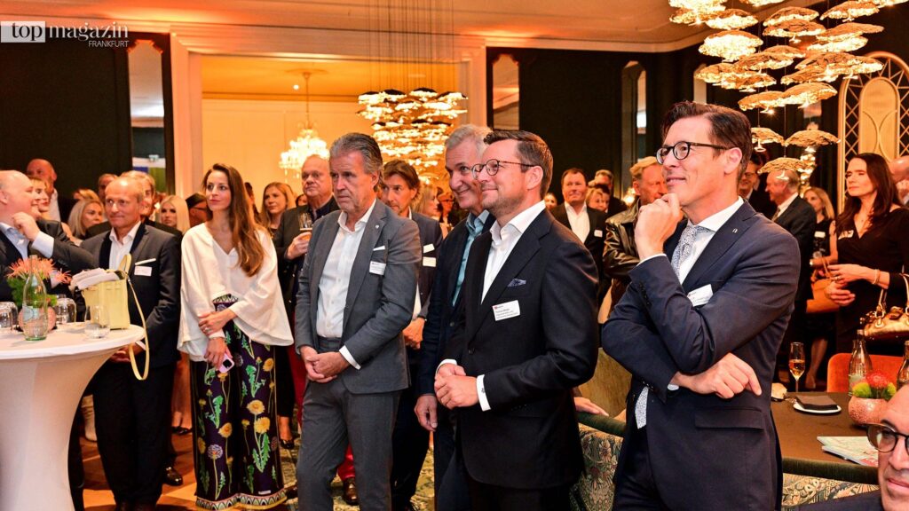 Schmunzler und Konzentration bei den Begrüßungsreden in der Bombay Brasserie