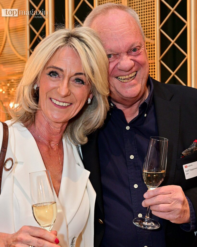 Sportreporter-Legende Rolf Töpperwien amüsiert sich mit seiner Frau Elisabeth