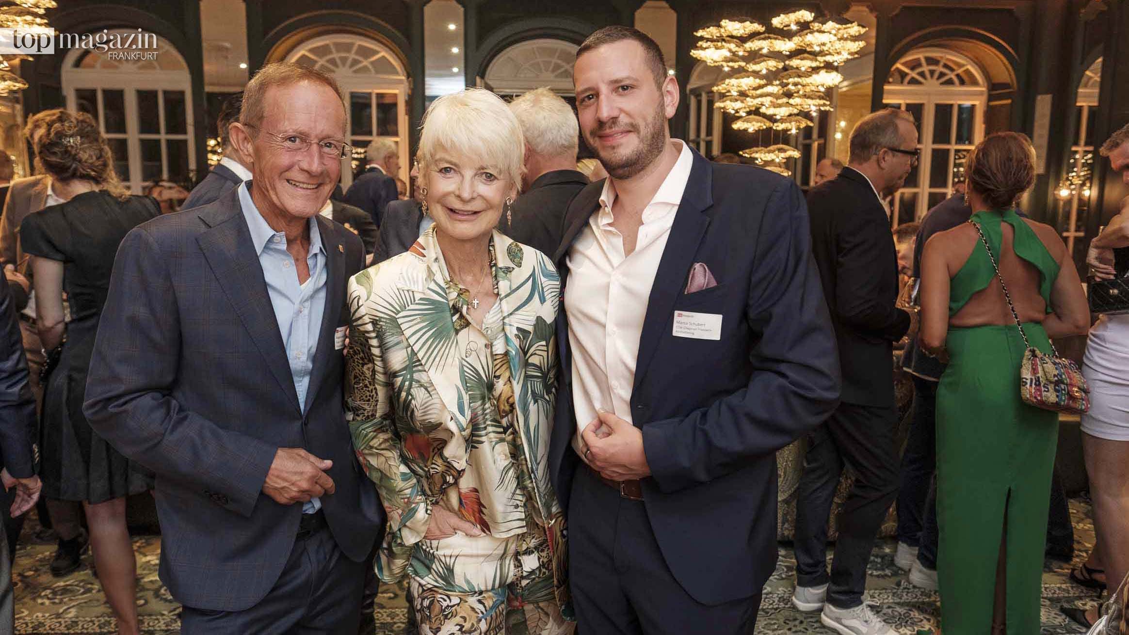 Staatsminister a. D. Axel Wintermeyer mit Olympiasiegerin Ann Kathrin Linsenhoff und Marco Schubert (Chapman Freeborn Airchartering)