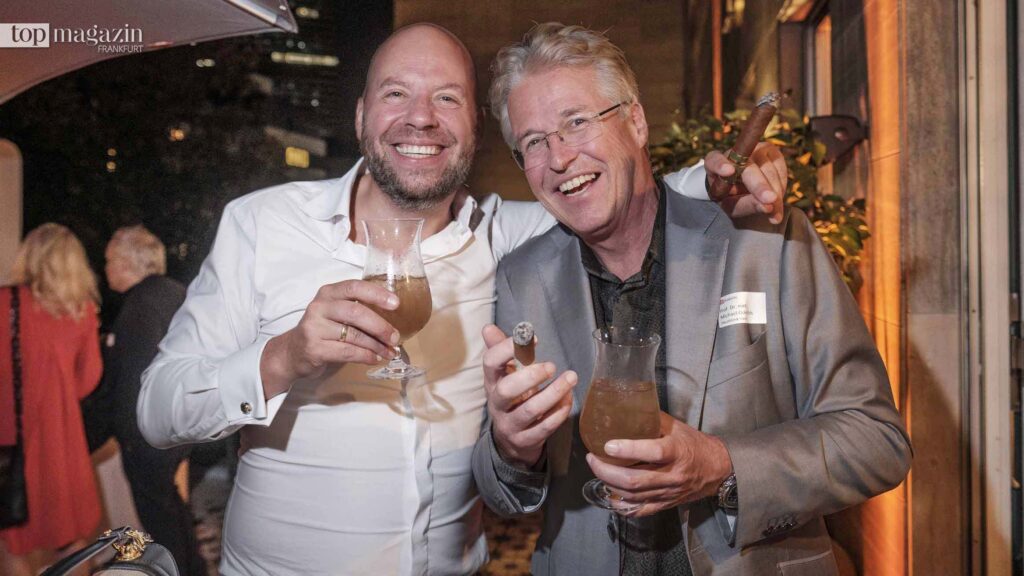 Stadtrat a.D. Carl-Philip Graf zu Solms-Wildenfels und Prof. Dr. Michael Ockenfels genießen ihre Zigarren auf der Terrasse
