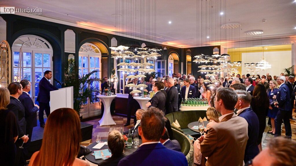 Verleger Michael Ruiss begrüßt die geladenen Gäste der Top Lounge in der Bombay Brasserie