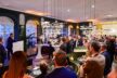 Verleger Michael Ruiss begruesst die geladenen Gaeste der Top Lounge in der Bombay Brasserie