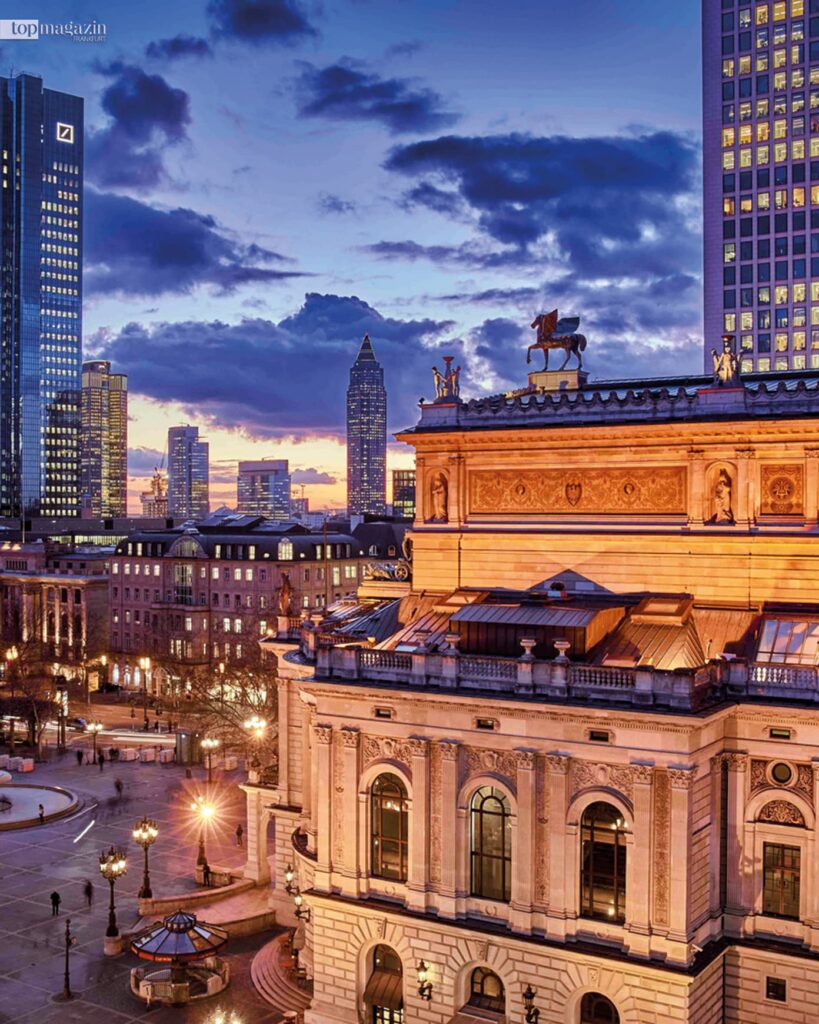 Alte Oper Frankfurt bei Nacht vor den beleuchteten Hochhäusern des Bankenviertels, Blick von oben