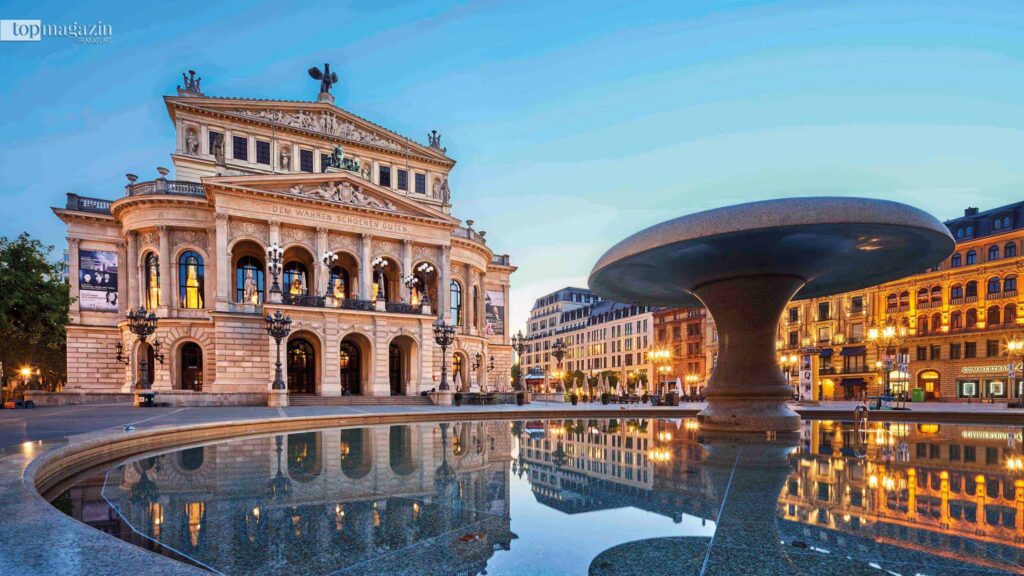 Alte Oper Frankfurt am Opernplatz mit Brunnen und Spiegelung in der Abenddämmerung, Panoramaaufnahme