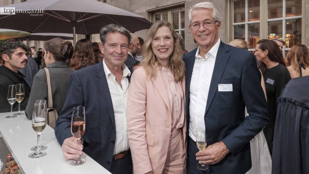 hr-Moderator Robert Hübner mit Lottofee Franziska Reichenbacher und Fraport-Chef Dr. Stefan Schulte