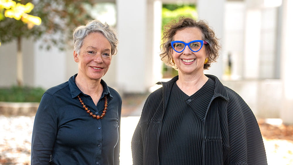 Kulturdezernentin Ina Hartwig und Künstlerin Janet Echelman stehen nebeneinander im Freien und blicken in die Kamera