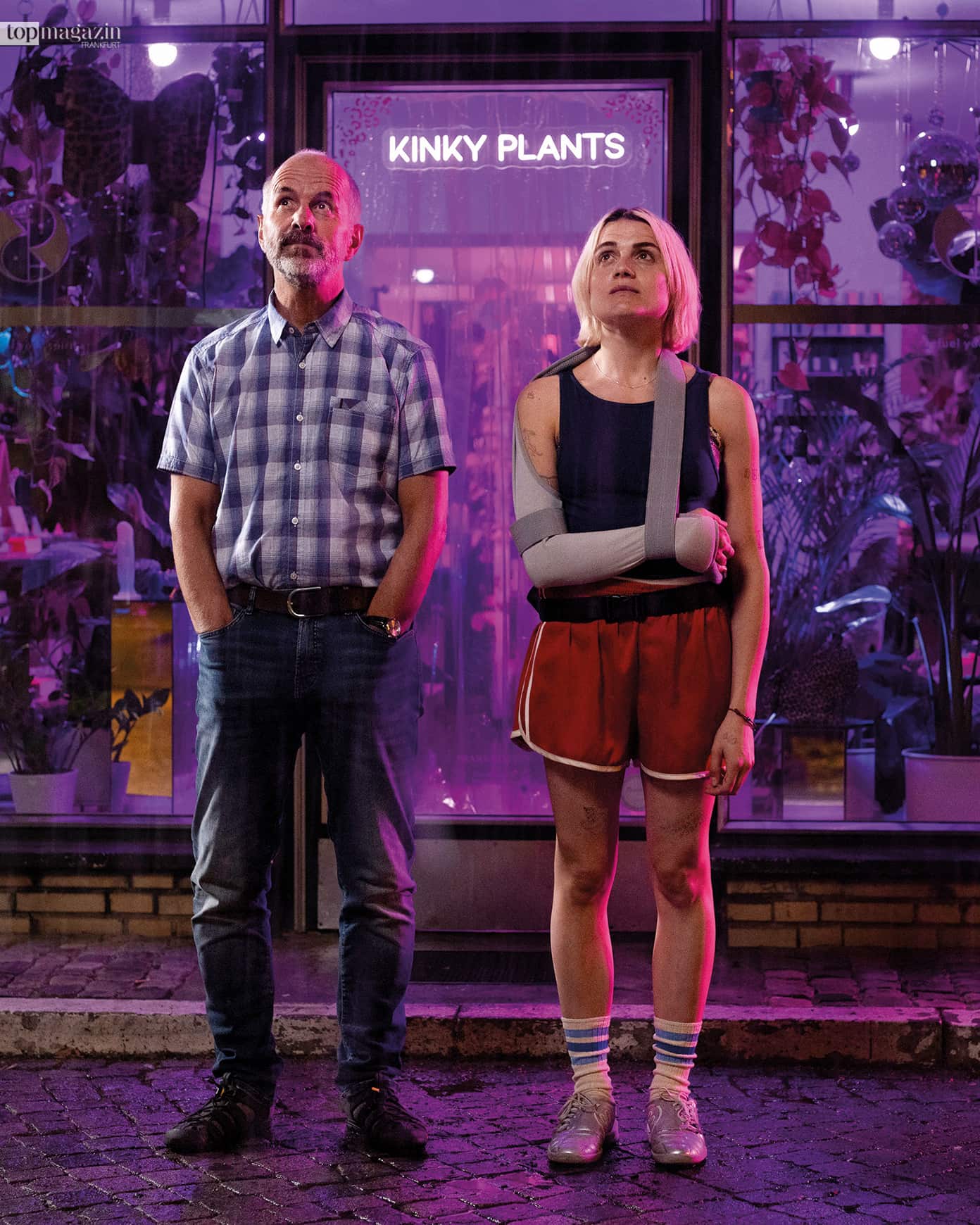 Christoph Maria Herbst und Mala Emde als Vater und Tochter in einer Szene des Kinofilms „Sommer auf Asphalt", nachts vor einem Blumenladen