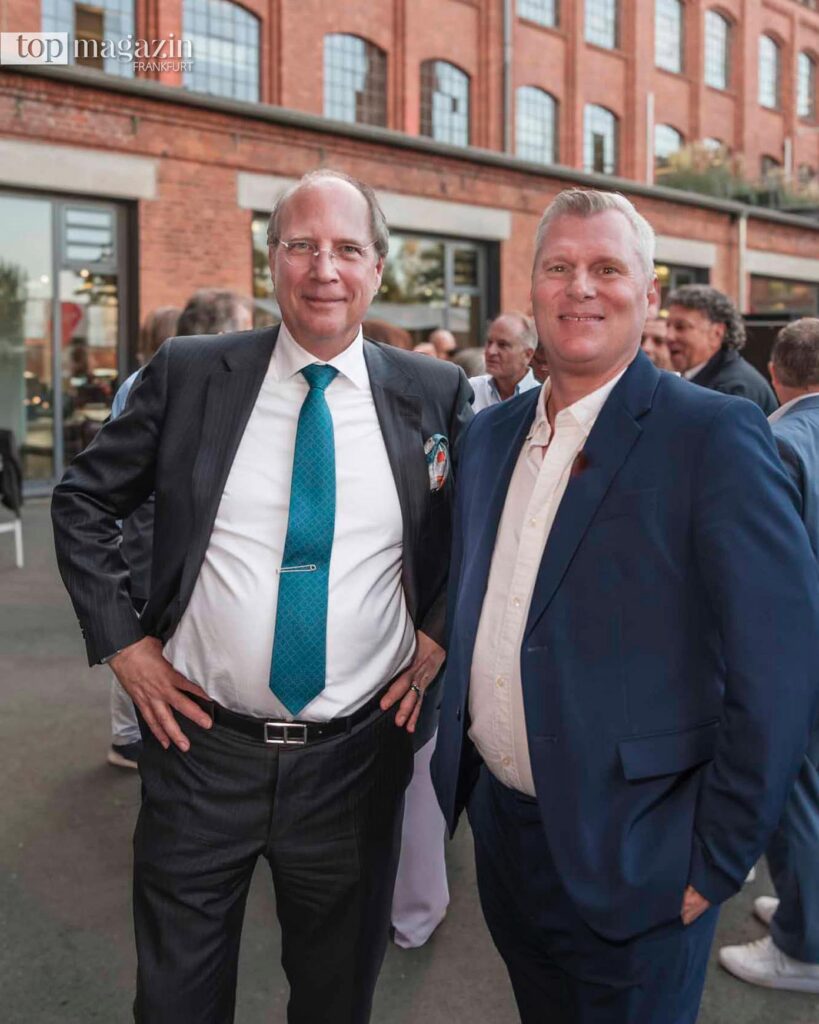 Auktionator Karl M. Arnold mit dem Chef der Frankfurter Bäder-betriebe Dr. Boris Zielinski