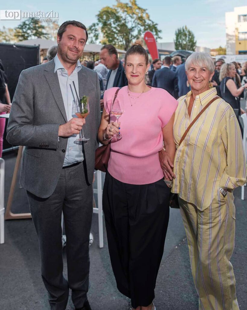 Benjamin Asmus (Peiker Holding) mit Tochter-Mutter-Gespann Anna und Ute Hermann (beide Hermann & Partner)