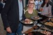 Felix Klee Fachlabor Dr. Klee und Louise McLean geniessen die Leckereien vom Elements Catering