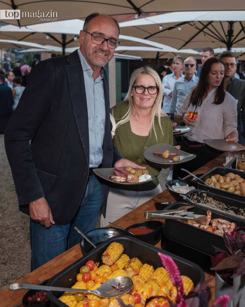 Felix Klee (Fachlabor Dr. Klee) und Louise McLean genießen die Leckereien vom Elements Catering