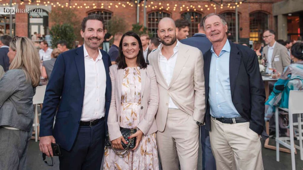 Martin Schmidt (cds Wohnbau) mit Sonia und Marcel Schneider (beide BB-Estates) und Claus-Dieter Schmidt (cds Wohnbau)