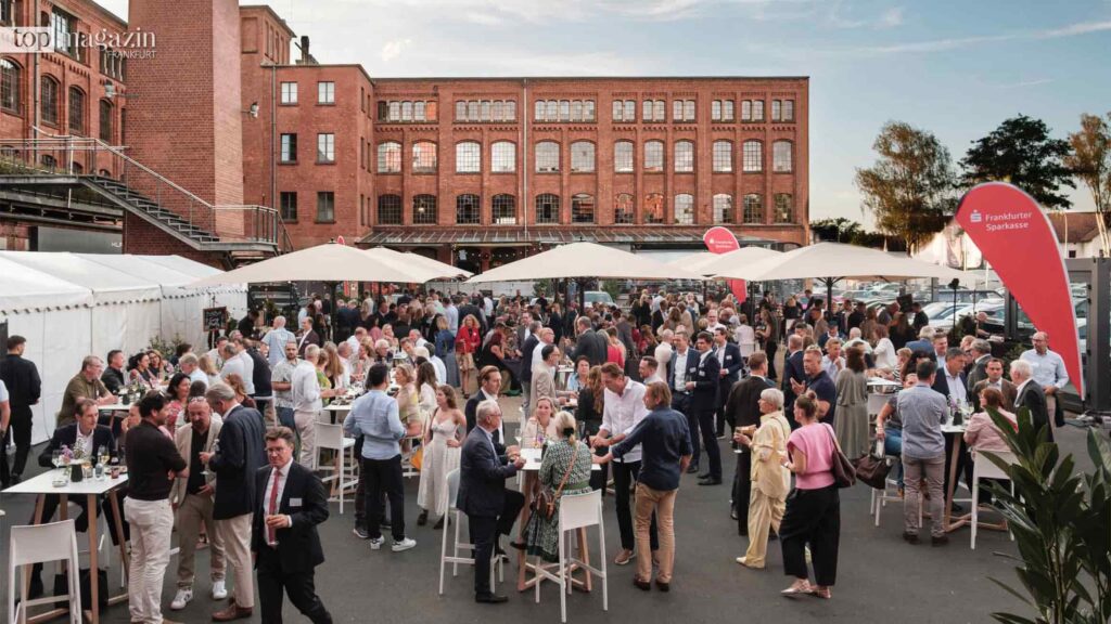 Über 600 Gäste genießen in der Klassikstadt den Austausch und das sommerliche Ambiente